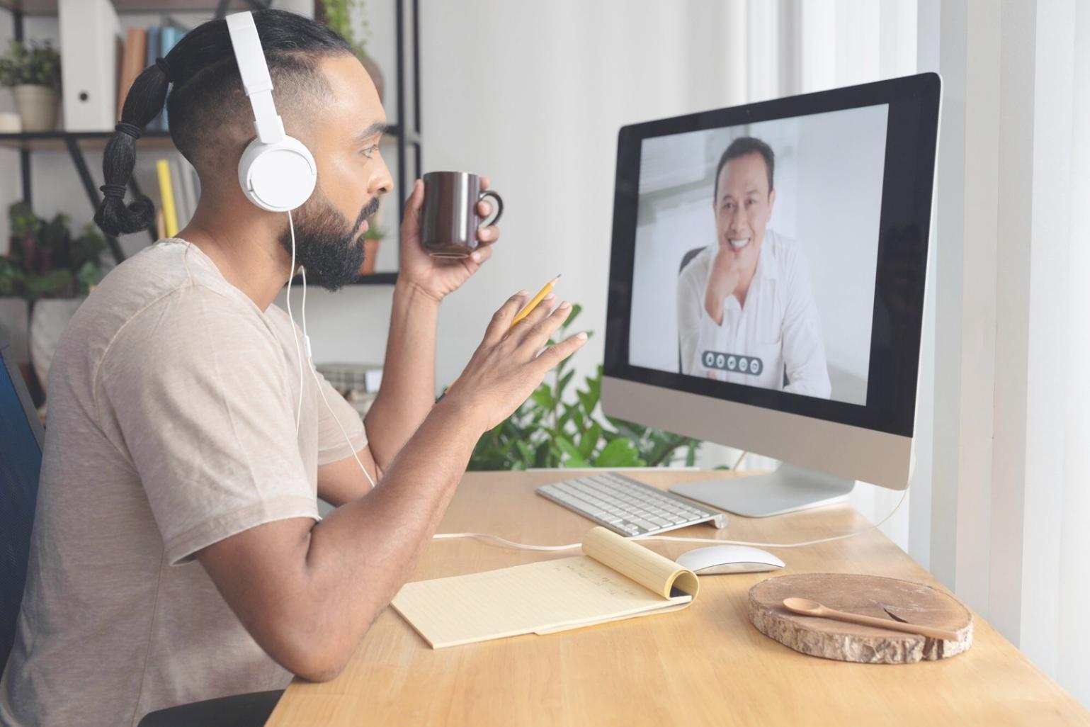 Professionelles Team bei der Besprechung von Anlagestrategien und Finanzkonzepten